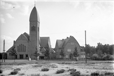 816382 Gezicht op de R.K. Gregoriuskerk (Gregoriuslaan 6) te Bilthoven (gemeente De Bilt), met pastorie.
